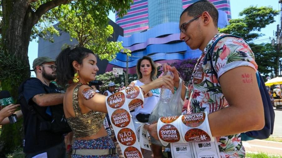Grupo distribui adesivos e tatuagem contra o assédio no Bloco Casa Comigo, que sai da avenida Faria Lima, em Pinheiros - Marcelo Justo/UOL