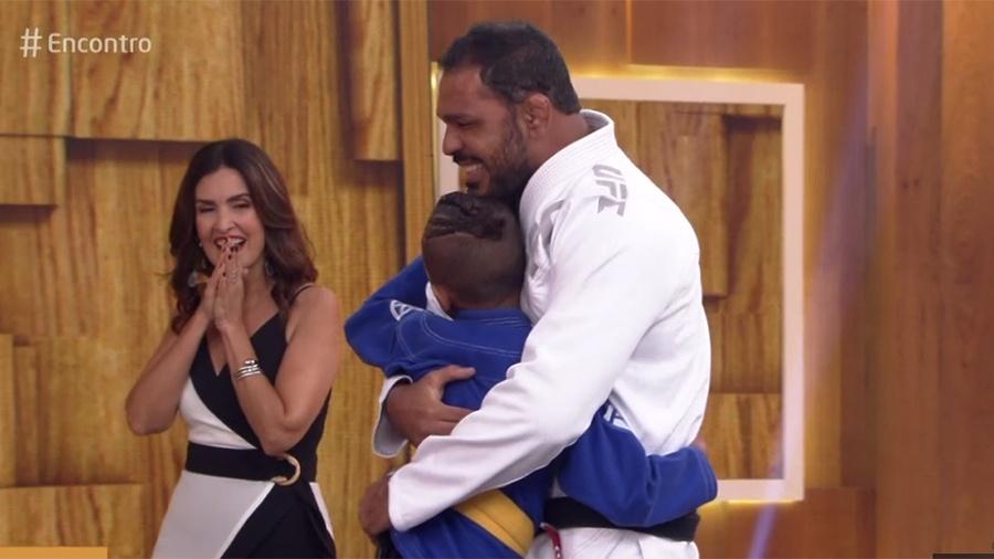 Rodrigo Minotauro surpreende o lutador mirim Enzo no "Encontro" - Reprodução/Globo