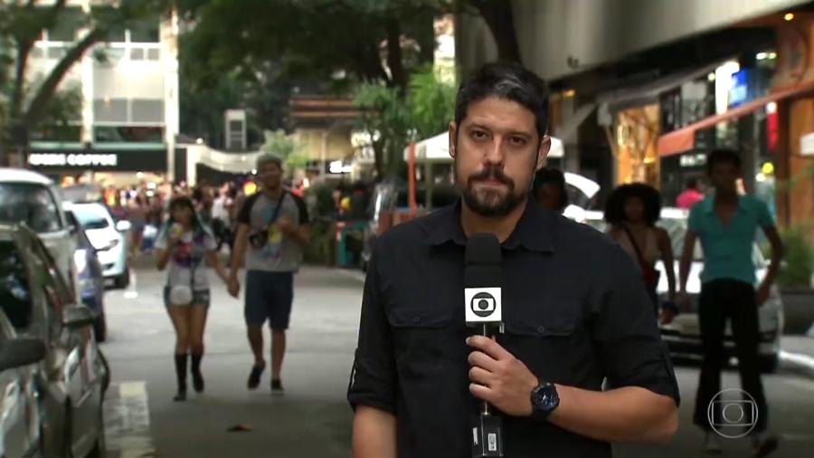 Phelipe Siani em uma de suas últimas reportagens na Globo, durante a Parada do Orgulho LGBT, para o Fantástico - Reprodução/TV Globo