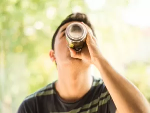 Refrigerante light ou suco em lata, o que é melhor para emagrecer?