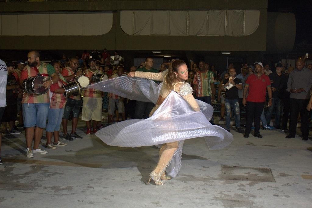 23.jan.2020 - A atriz Paolla Oliveira durante ensaio da Grande Rio na Sapucaí - Rodrigo dos Anjos/AgNews