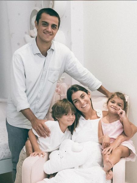 Felipe Simas com a esposa e os filhos - REPRODUÇÃO/INSTAGRAM