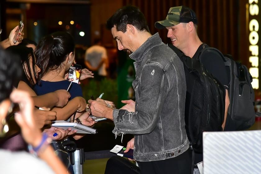 Kevin e Nick Carter, dos Backstreet Boys, atendem fãs no aeroporto de Guarulhos - Marcello Sá Barretto/AgNews