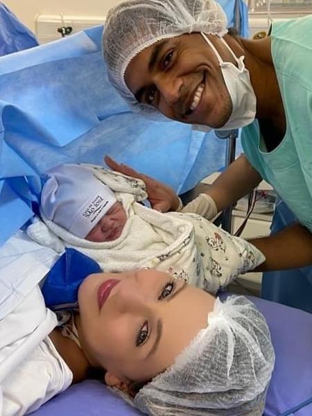 Marcello Melo Jr. posa com a filha, Maya, e Dayane Bartoli, mãe da menina - Reprodução/Instagram