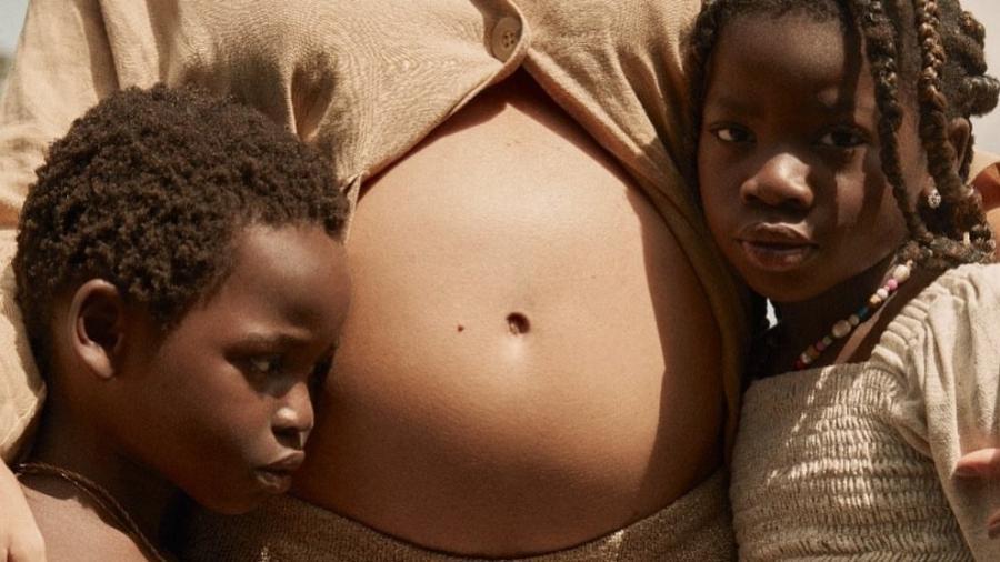 Bless e Titi, ao lado da barriga de grávida da mãe, Giovanna Ewbank - Reprodução/Instagram