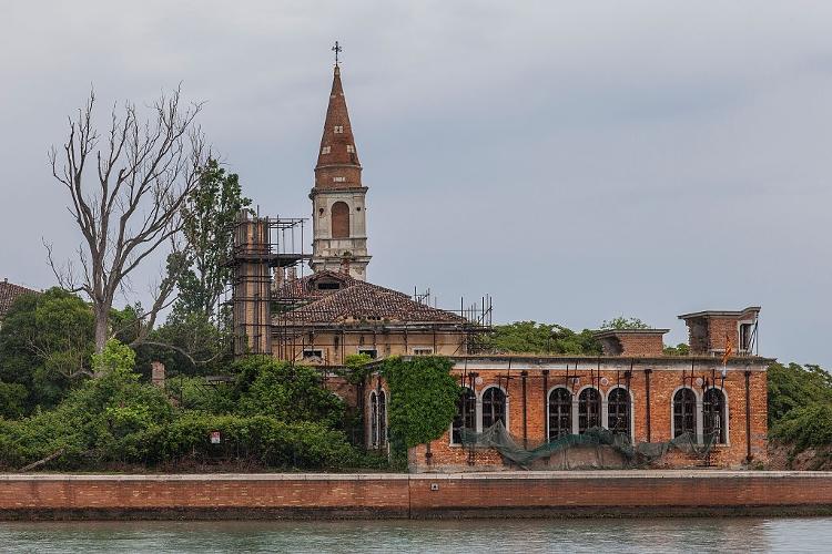 A ilha de Poveglia, que já foi usada como abrigo para doentes e manicômio - Getty Images - Getty Images
