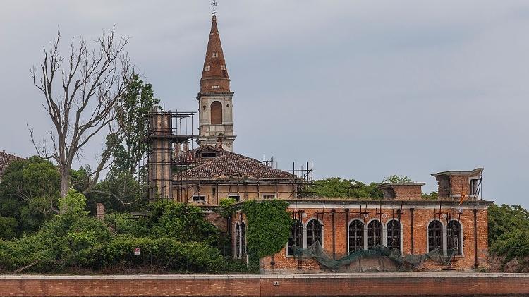 A ilha de Poveglia, que já foi usada como abrigo para doentes e manicômio