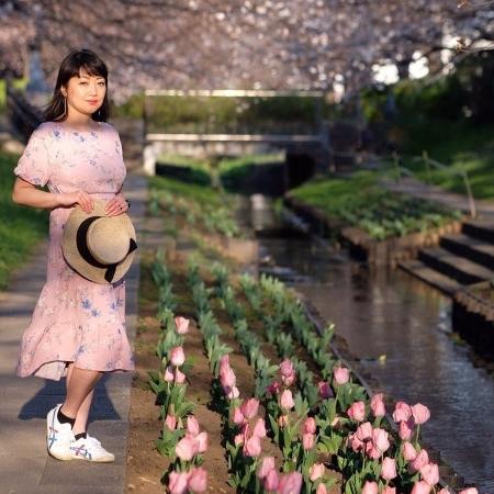 Denise com as tulipas na cidade de Yokohama - Carlos Kato - Carlos Kato