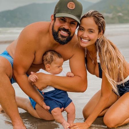 Sorocaba e Biah Rodrigues com o filho na praia - Reprodução/Instagram