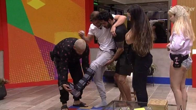 BBB 21: Caio tem pé imobilizado - Reprodução/Globoplay - Reprodução/Globoplay
