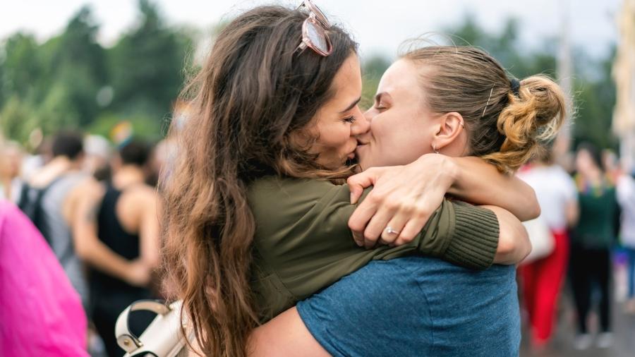 casal lésbicas mulheres beijo se beijando