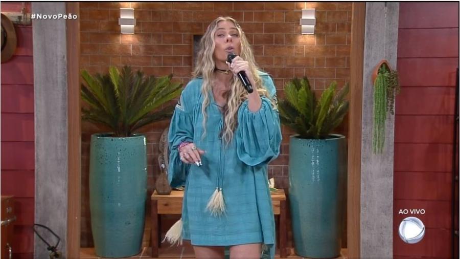 A Fazenda 2021: Adriane Galisteu escolheu um vestido azul para primeira festa - Reprodução/Playplus