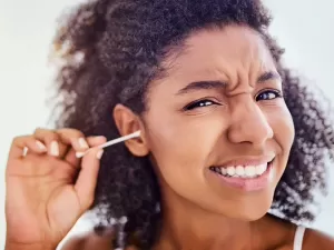 Você usa cotonete errado? Tirar cera do ouvido pode fazer mal à saúde