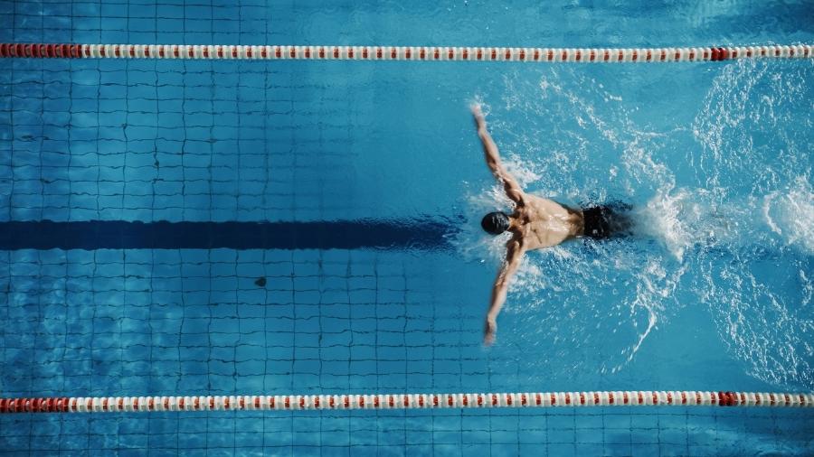 Nadar fortalece os músculos dos braços, das costas, das pernas e do abdome - iStock