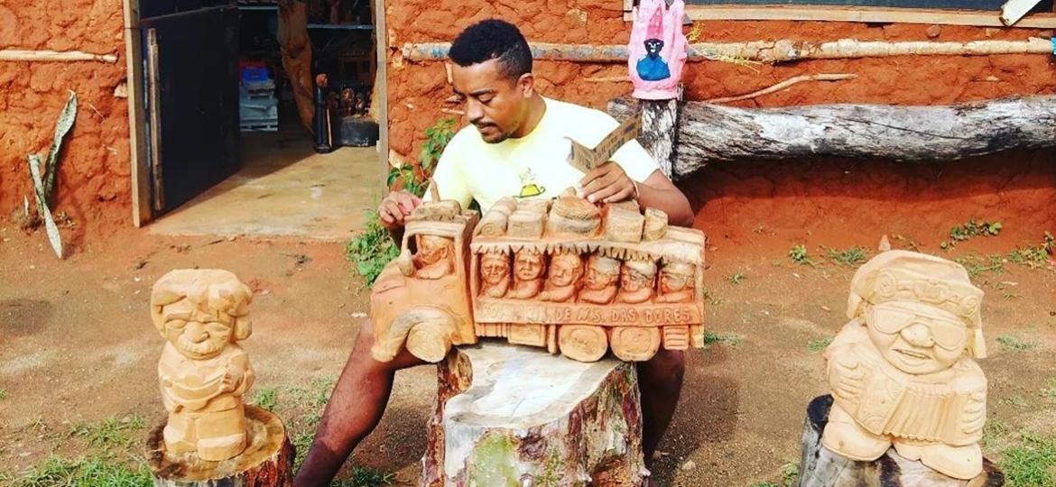 Din entalha as peças em madeira: ele já teve obras em programa da Globo e expôs no Brasil e exterior - Reprodução Instagram