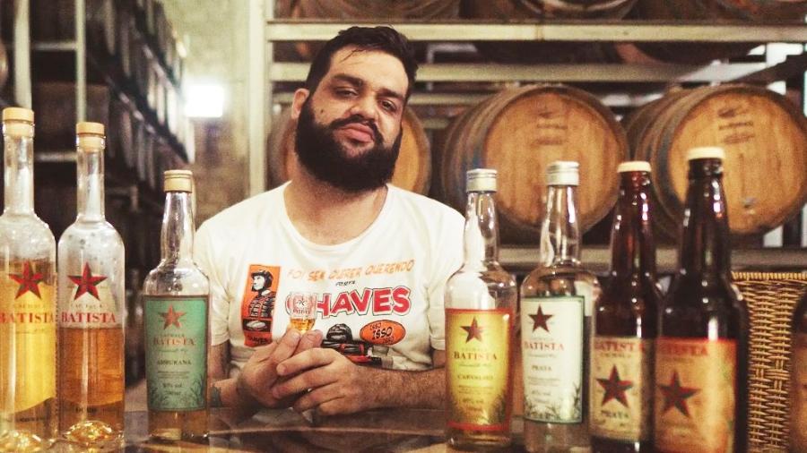 O bartender Chris Carijó, estudioso e colecionador de cachaças, quer criar um circuito anual para comemorar o Mês da Cachaça - Reprodução Instagram