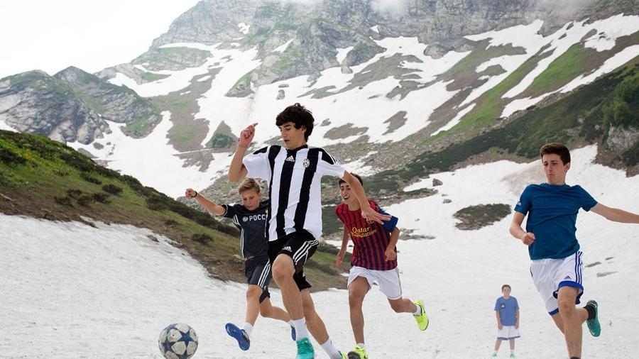 Neve e montanha: nesta imagem, Caio Vilela registrou garotos jogando bola na Rússia - Caio Vilela