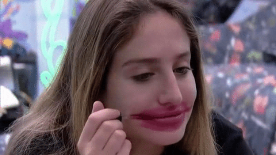 BBB 23: Bruna Griphao desenha boca de palhaço ao se maquiar - Globoplay
