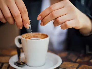 Por que é bom evitar café logo pela manhã? Não tem a ver com o número 2 