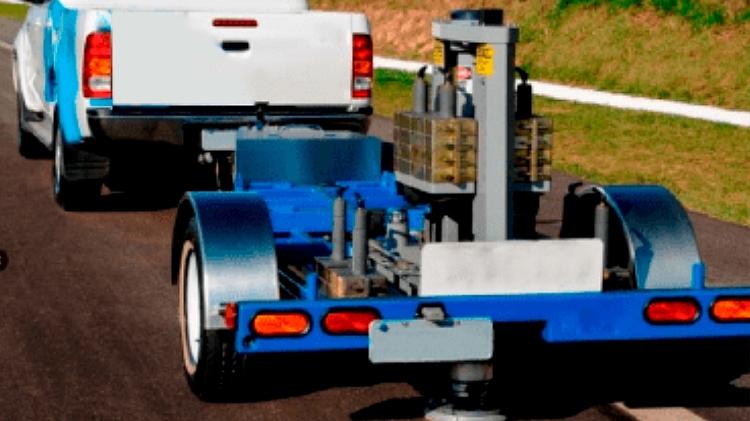 Máquina denominada FWD lança pesos sobre asfalto para determinar a profundidade de eventual reparo