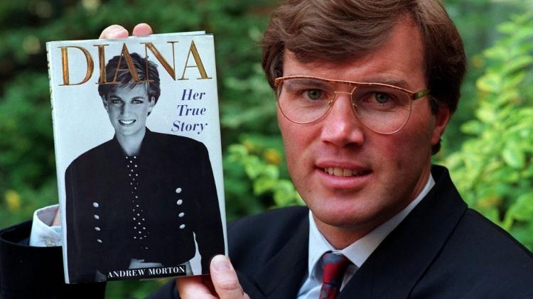 Andrew Morton posa com o livro 'Diana: sua verdadeira história'
