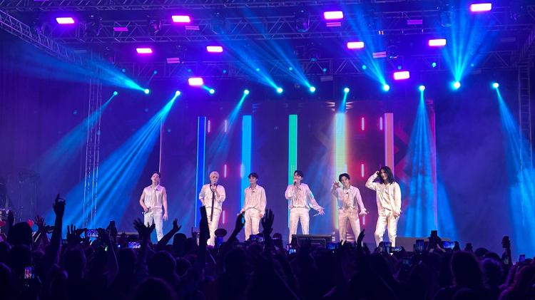 O grupo de K-pop OnlyOneOf durante apresentação em São Paulo na noite de quinta (4)