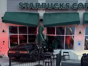 Motorista fica em 2 rodas no meio do tráfego antes de bater em Starbucks