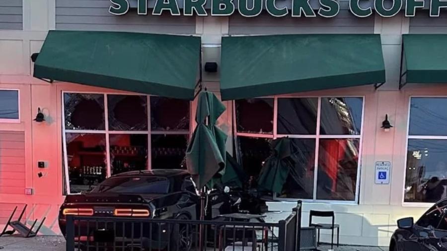 Dodge Challenger bate em Starbucks nos EUA Dodge Challenger bate em Starbucks nos EUA