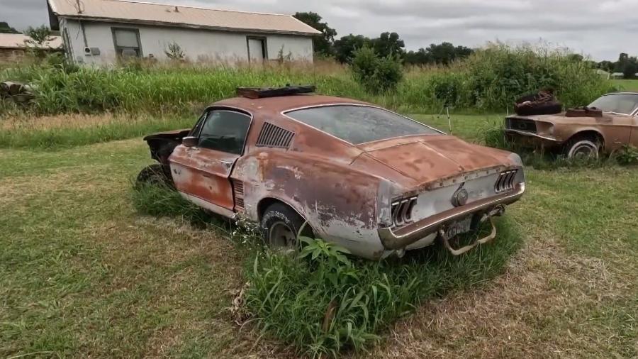 Ford Mustang 1967 raro é encontrado em quintal