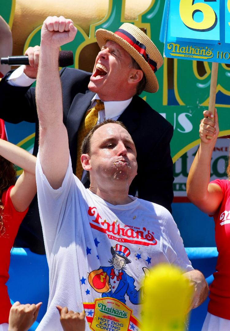 Joey "Jaws" Chestnut no Nathan's Famous Hot Dog Eating Contest, em 2013