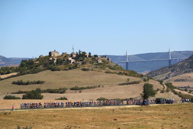 Viaduto de Millau visto ao fundo em 2020, durante a passagem do Tour de France pela região de Gorges-du-Tarn