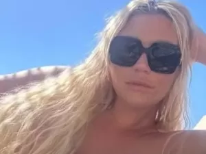 Kesha faz topless durante viagem para Itália