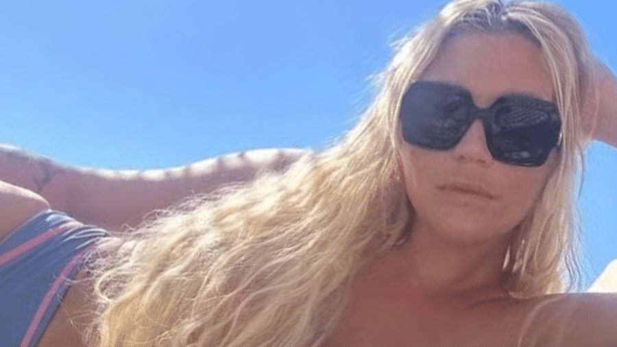 Kesha faz topless durante viagem para Itália