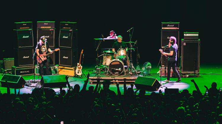 O trio americano Dinosauu Jr. durante show no Balaclava Fest no domingo (10), em São Paulo O trio americano Dinosauu Jr. durante show no Balaclava Fest no domingo (10), em São Paulo