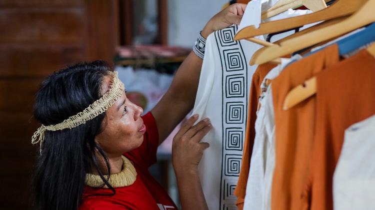 Vanda Witoto arruma uma blusa com estampa de casco de tartaruga em um cabideiro na sede do Ateliê Derequine em Manaus Vanda Witoto arruma uma blusa com estampa de casco de tartaruga em um cabideiro na sede do Ateliê Derequine em Manaus