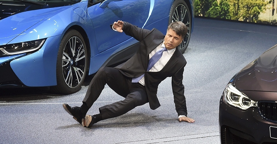 Presidente da BMW, Harald Krueger, cai durante apresentação no Salão de Frankfurt 2015 - Uli Deck/EFE