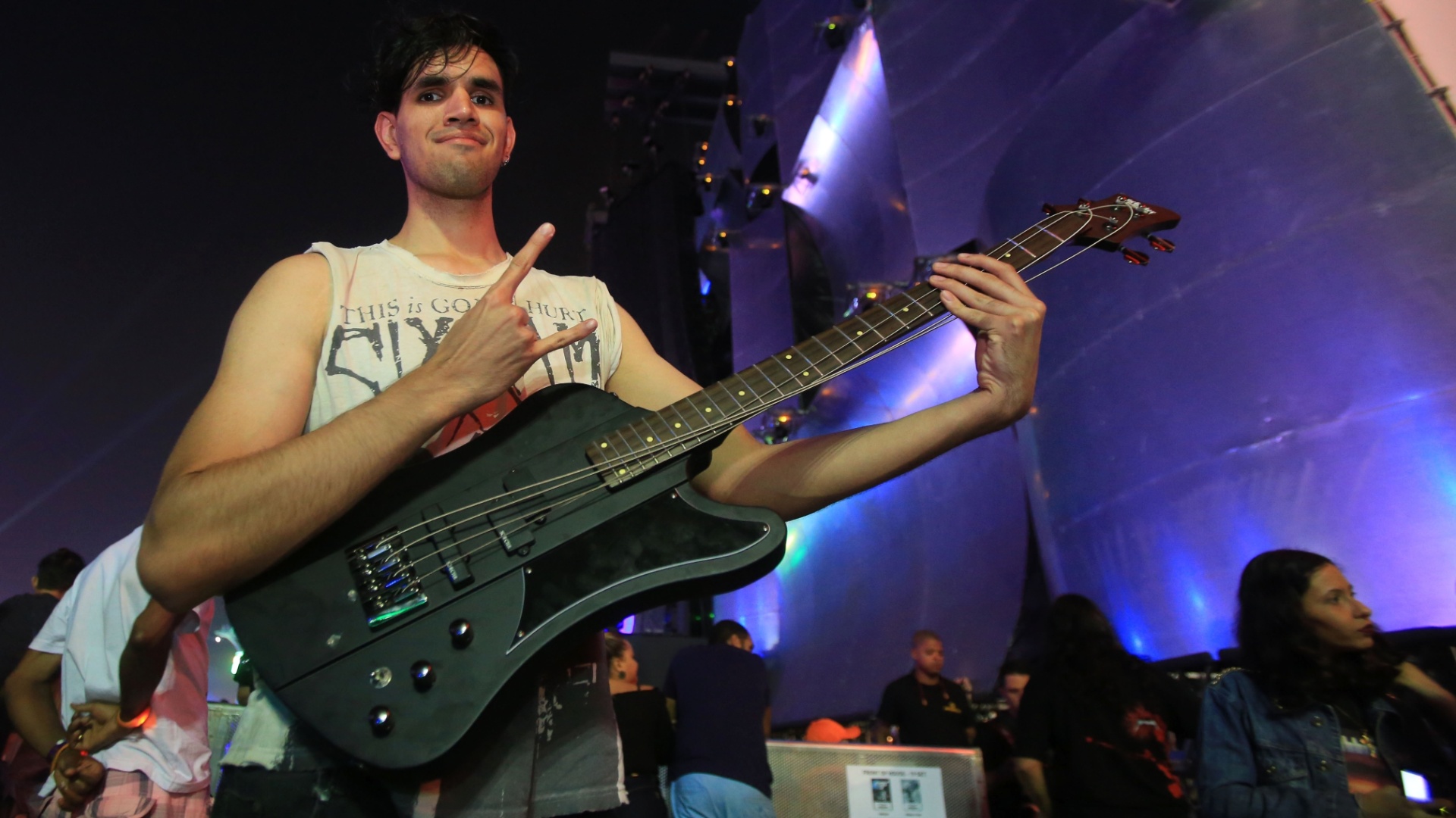 O paraguaio Victor Rivarola que ganhou o baixo do Mötley Crue após ser reconhecido por um integrante da banda porque levou a mesma faixa que postou em seu perfil no twitter. O show do Mötley Crüe no Rock in Rio 2015 era o segundo que o fã assistia na vida - Marco Antônio Teixeira/UOL