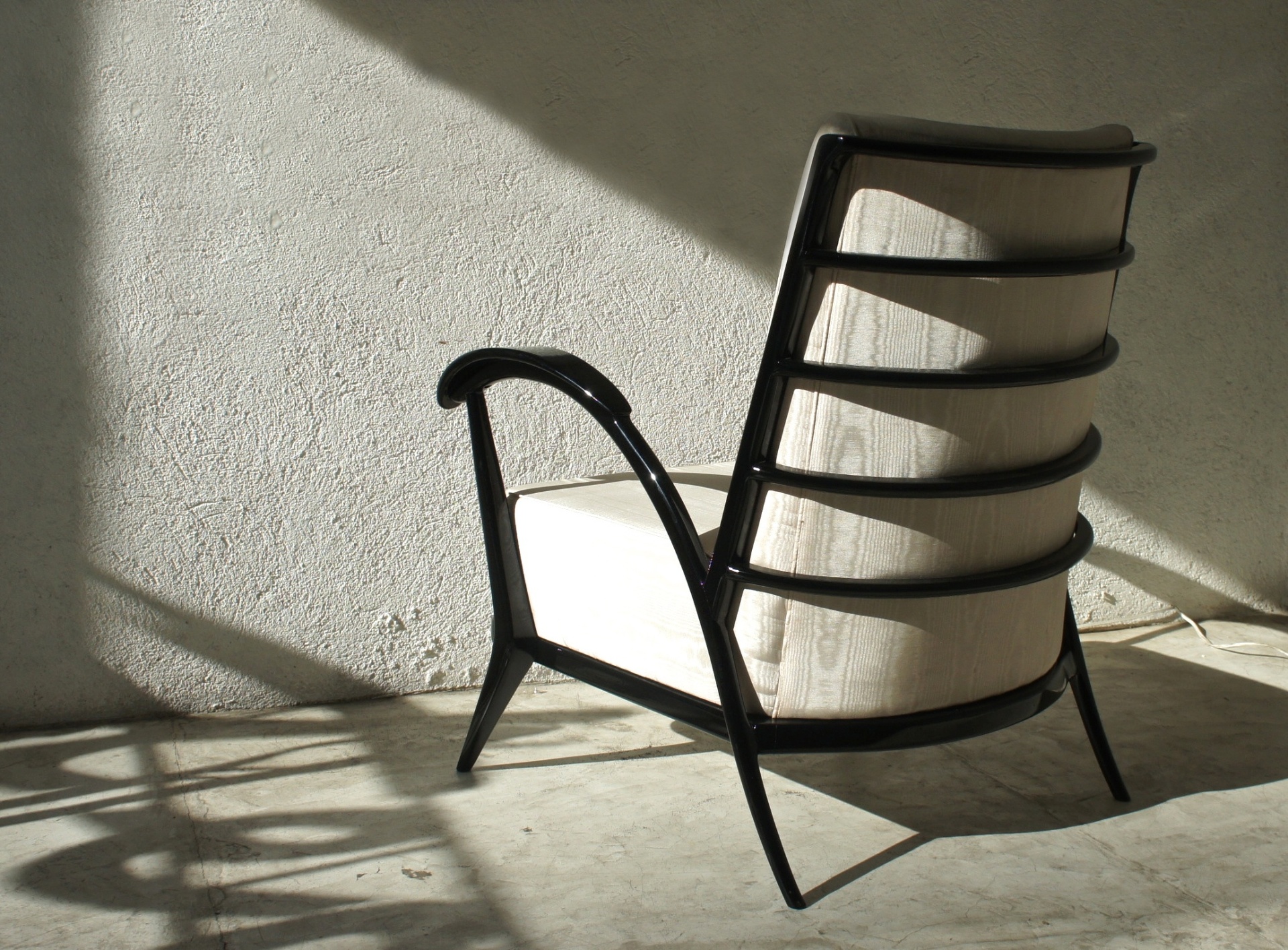 Esta poltrona ebanizada é uma releitura das tradicionais "bergères", também desenvolvida pelo arquiteto Giuseppe Scapinelli. A peça data de 1956 e tem espaldar baixo, composto por uma sequência de ripas - Divulgação