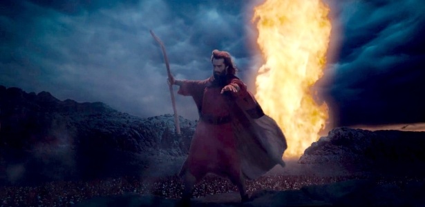 Moisés (Guilherme Winter) abre o mar vermelho em cena de "Dez Mandamentos" que deve ir ao ar nesta terça-feira (10) - Divulgação/Record
