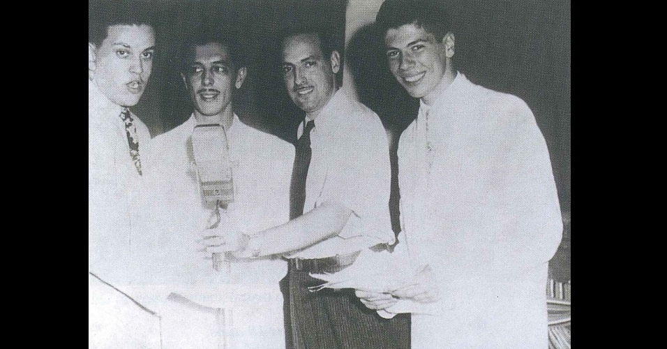 Silvio Santos (à direita), na Rádio Tupi, no Rio de Janeiro, com Celso Teixeira, Paulo Porto e Manoel Jorge - Reprodução/João B. da Silva