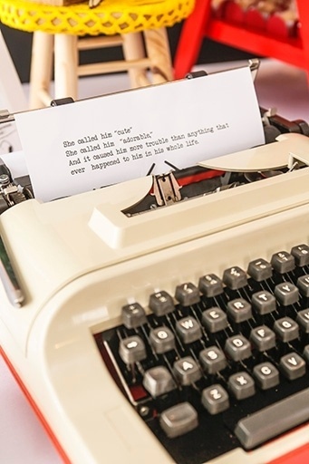 Para dar uma atmosfera retrô à mesa do aniversário, a Caraminholando usou algumas peças, como uma máquina de escrever antiga, que o cachorro Snoopy usava, para compor a decoração - Divulgação