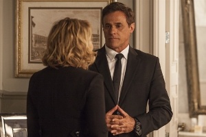 Régis (Oscar Magrini) mandará Nora (Renata Sorrah) embora após ser ameaçado por Tio (Jackson Antunes) em "A Regra do Jogo" - Pedro Curi/TV Globo - Pedro Curi/TV Globo