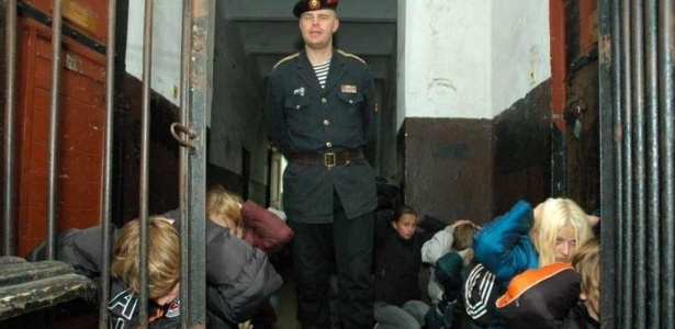Na prisão de Karosta, os visitantes são maltratados pelos guardas - Divulgação/Karosta Cietums