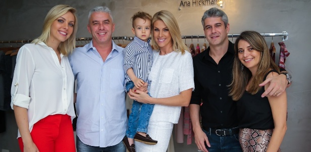 Ana Hickmann posa com o filho ao lado do marido da irmã e dos cunhados - Manuela Scarpa/Brazil News