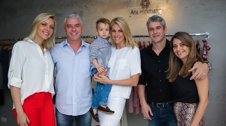 Ana Hickmann com a família, incluindo o cunhado Gustavo (à direita) - Manuela Scarpa/Brazil News - Manuela Scarpa/Brazil News