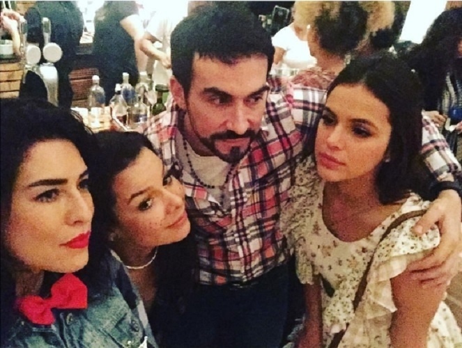 3.jul.2016 - Fernanda Paes Leme, Fernanda Souza e Bruna Marquezine só no carão ao lado do Padre Fábio de Mello na festa julina de Angélica e Luciano Huck. "Nós 3 com a melhor pessoa", escreveu Paes Leme - Reprodução/Instagram/fepaesleme