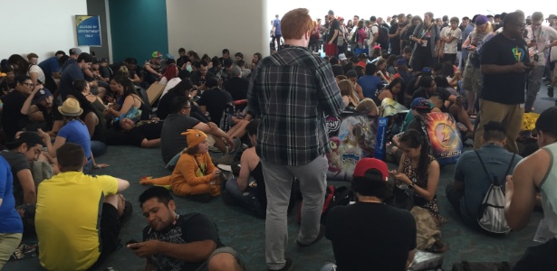 Multidão acumulada acima do Hall H, o principal da San Diego Comic-Con, tentando capturar Pokémons através do celular - Felipe Branco Cruz/UOL - Felipe Branco Cruz/UOL