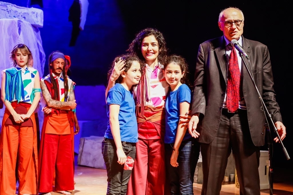 5.ago.2016 - O candidato a vereador Eduardo Suplicy (PT-SP) sobe ao palco e presta solidariedade à Letícia Sabatella. "Nós queremos lhe dizer, Letícia, todos nós a amamos muito", disse ex-senador ao microfone. - Edson Lopes Jr. /UOL