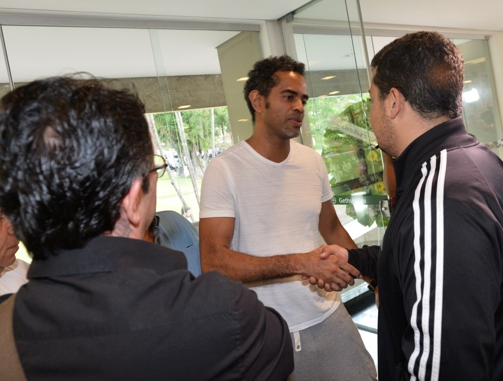 14.out.2016 - Jair Oliveira, chega ao Cemitério Gethsêmani, em São Paulo, para o velório do ator e humorista Orival Pessini e cumprimenta o filho dele, Pedro. Jair trabalhou com Orivaldo no "Balão Mágico" - Francisco Cepeda/AgNews