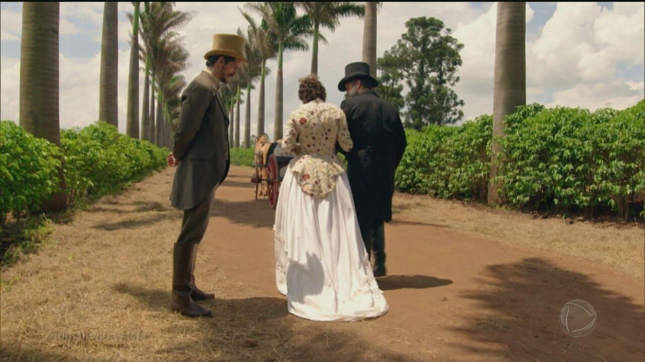 Após passagem de tempo em "Escrava Mãe", Isaura aparece crescida, mas de costas, com a mesma caracterização de Bianca Rinaldi, que interpretou a personagem em "A Escrava Isaura" (2004) - Reprodução/Record